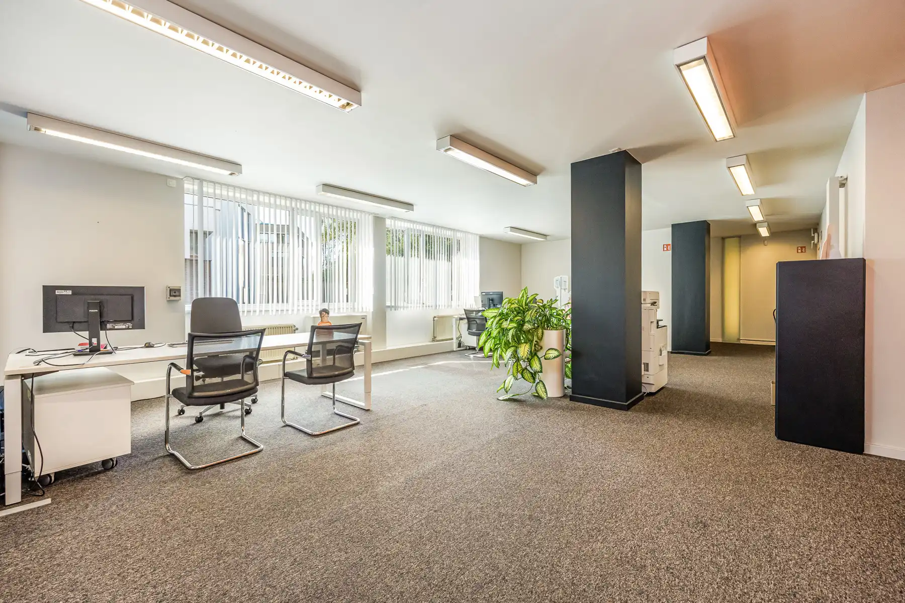 Ruim handelspand/investeringspand (ca194m²) met 3 autostaanplaatsen, gelegen langs de ring van Turnhout. foto 4
