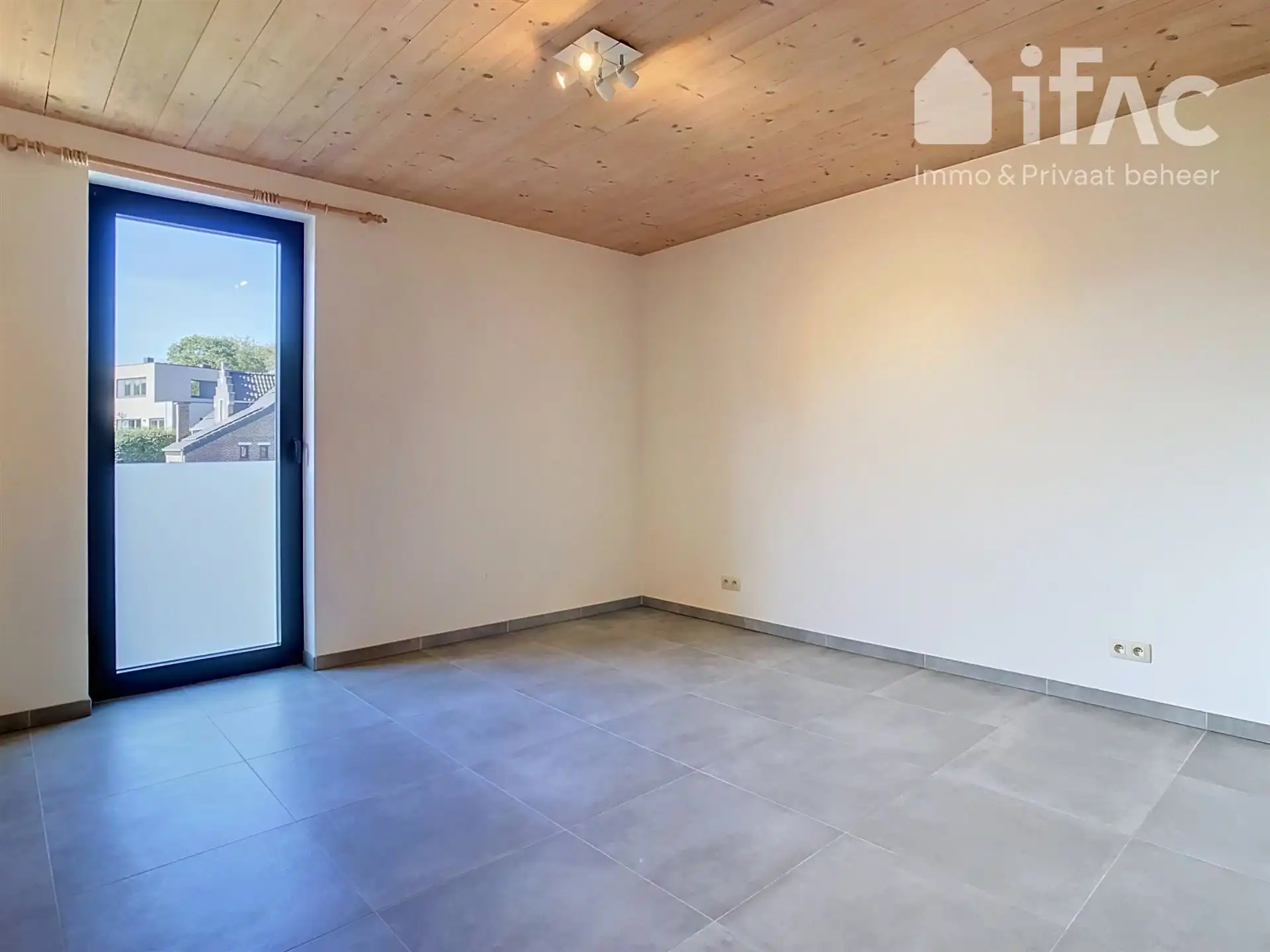 Appartement met 2 slaapkamers, ruim terras en parking foto 10
