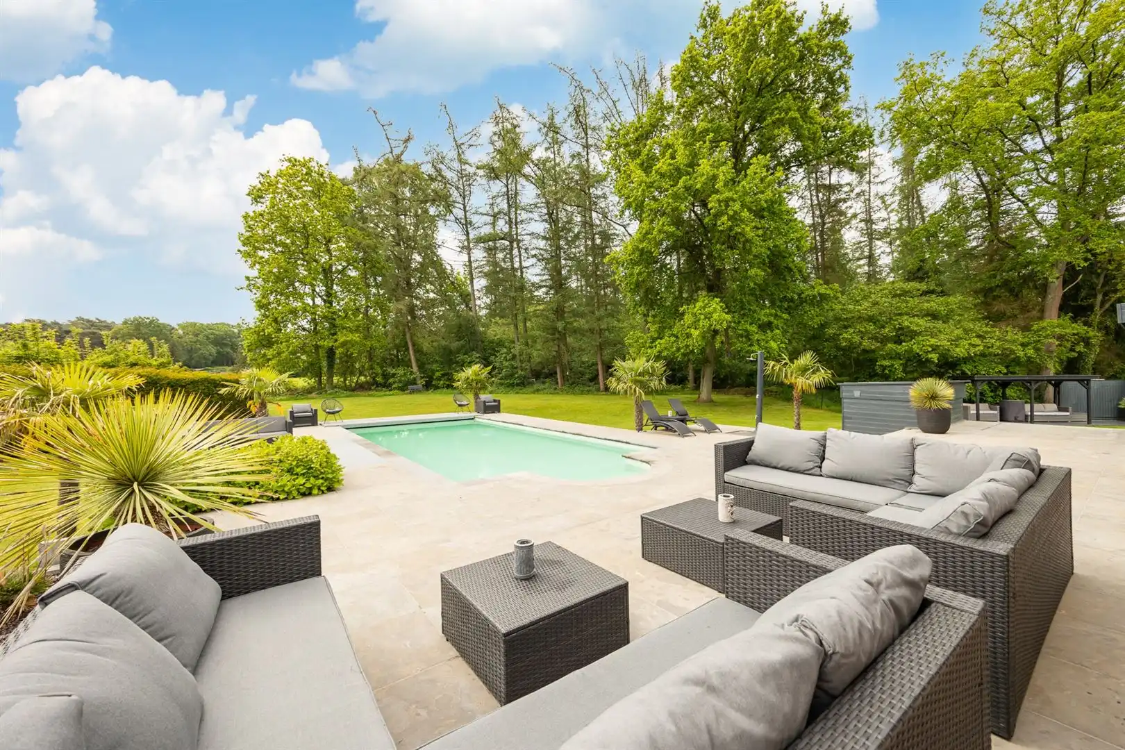 Woning met burelen, opslagruimte en een prachtige tuin! foto 3