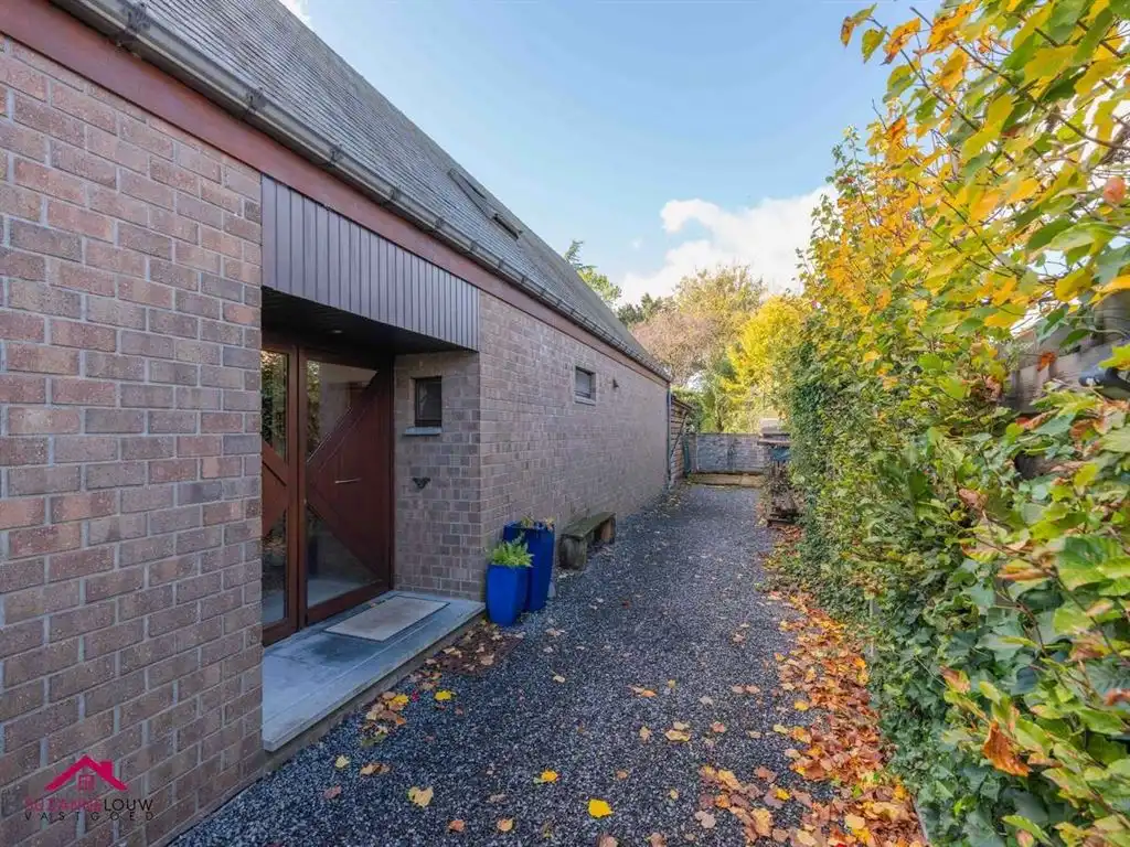 Vrijstaande woning op ruim perceel foto 4