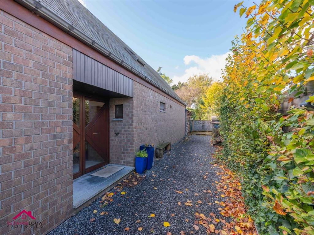 Vrijstaande woning op ruim perceel foto 4