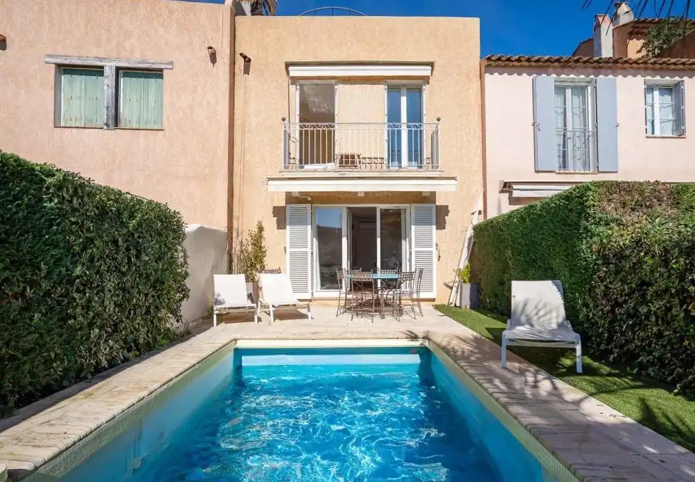 Charmante vakantiewoning met private aanlegplaats en zwembad te PORT GRIMAUD foto {{pictureIndex}}