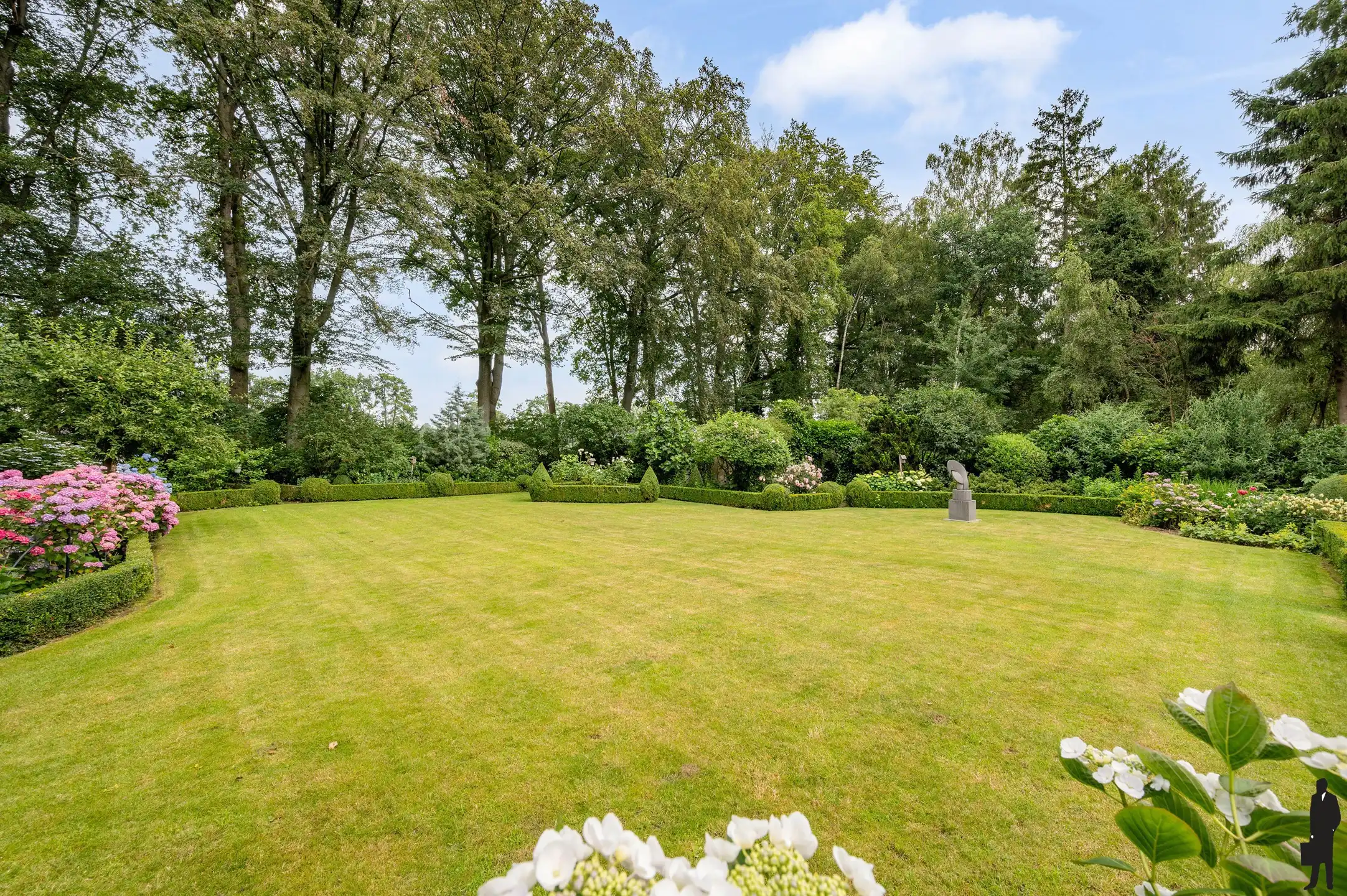 Statige villa op prachtig aangelegd perceel  met 4 slaapkamers en inpandige garage foto 5