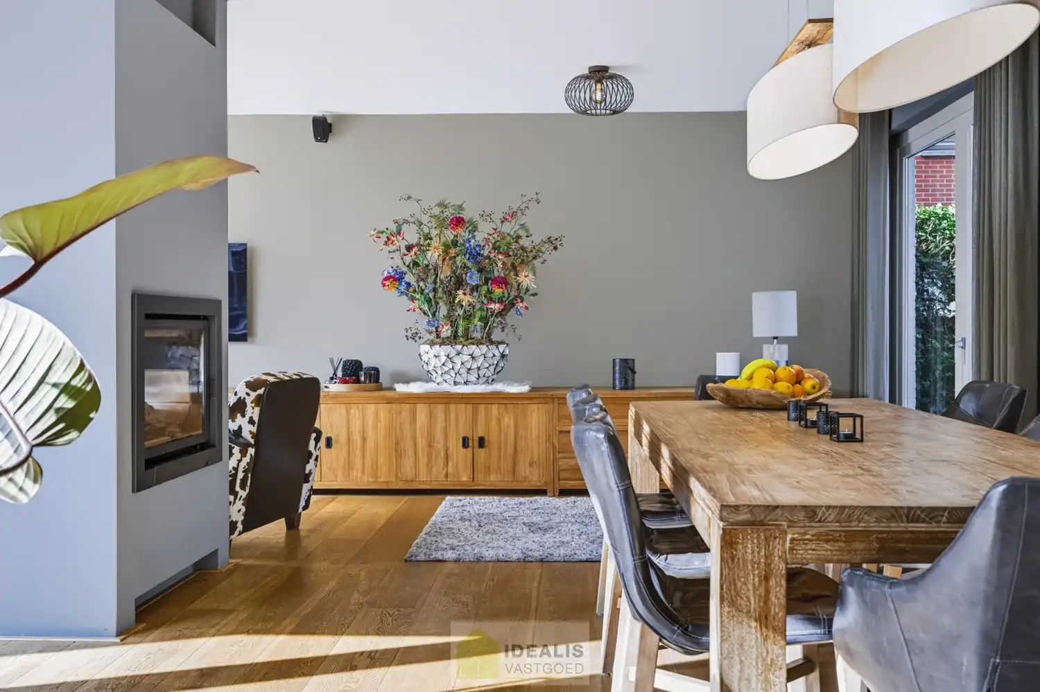 IDEALIS VASTGOED – EEN HUIS OM VERLIEFD OP TE WORDEN! DEZE PRACHTIGE INSTAPKLARE (LEVENSBESTENDIGE) VILLA MET EEN HEERLIJKE LICHTRIJKE LEEFRUIMTE VOORZIEN VAN EEN OPEN KEUKEN, 5 SLAAPKAMERS, 2 BADKAMERS, EEN PERFECT AANGELEGDE TUIN IN ALLE PRIVACY, UITGERUST MET EEN GOED VOORZIENE BUITENKEUKEN EN BIJGEBOUWEN INGERICHT VOOR WELLNESS (HOT TUB) EN BERGRUIMTE! EEN MUST VISIT VOOR ZIJ OP ZOEK NAAR MOOIE HUIZEN! foto 24