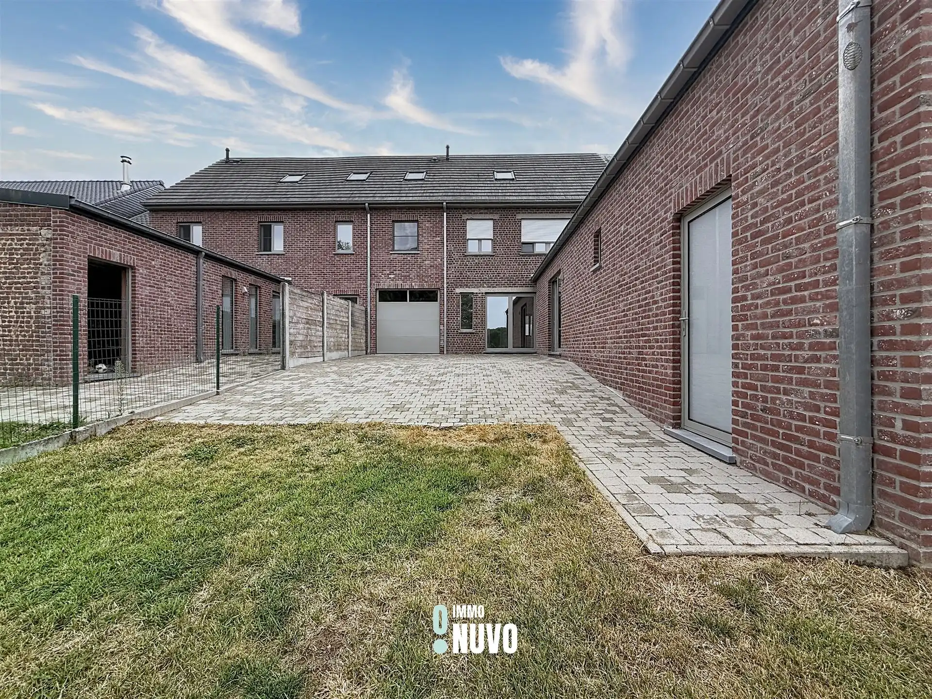 Gezinswoning met 3 slaapkamers, bureau, tuin en garage foto 2