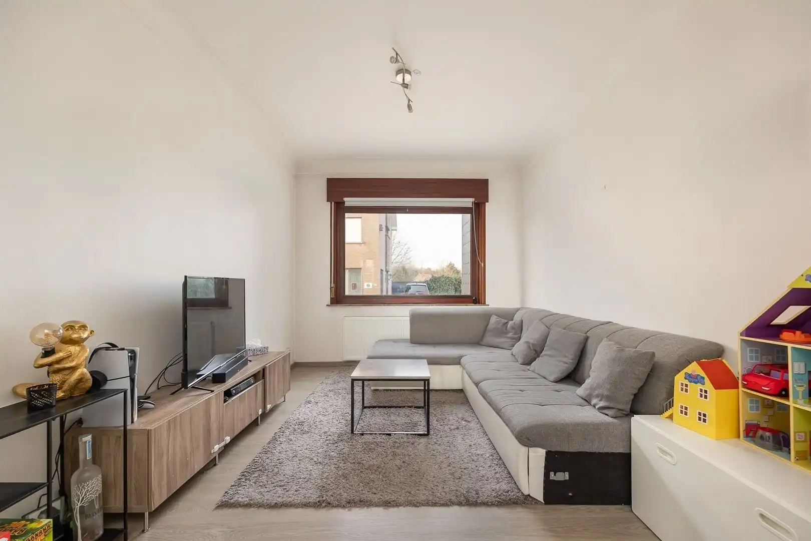 Woning met privé-staanplaats voor de deur foto 4