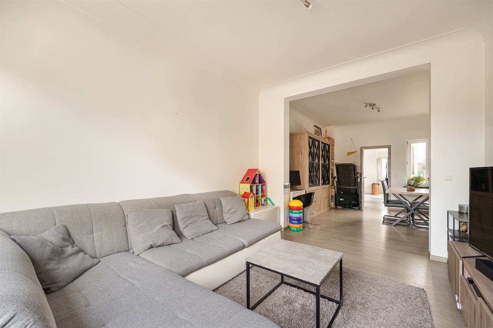 Woning met privé-staanplaats voor de deur foto 4