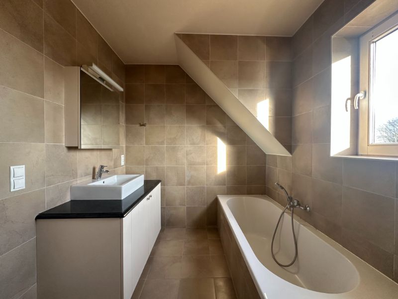 Ruim appartement inclusief kelderberging en garage! foto 12