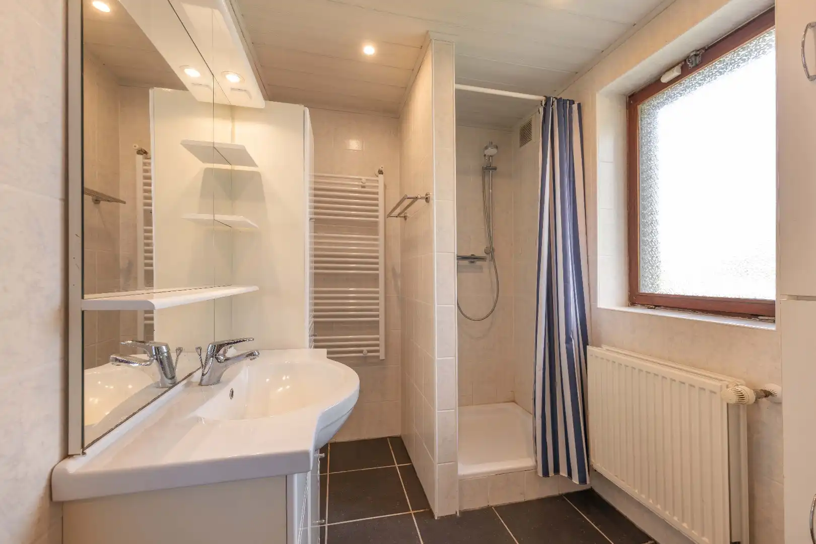 CHARMANTE ALLEENSTAANDE WONING MET BIJGEBOUWEN EN WEILAND  foto 13