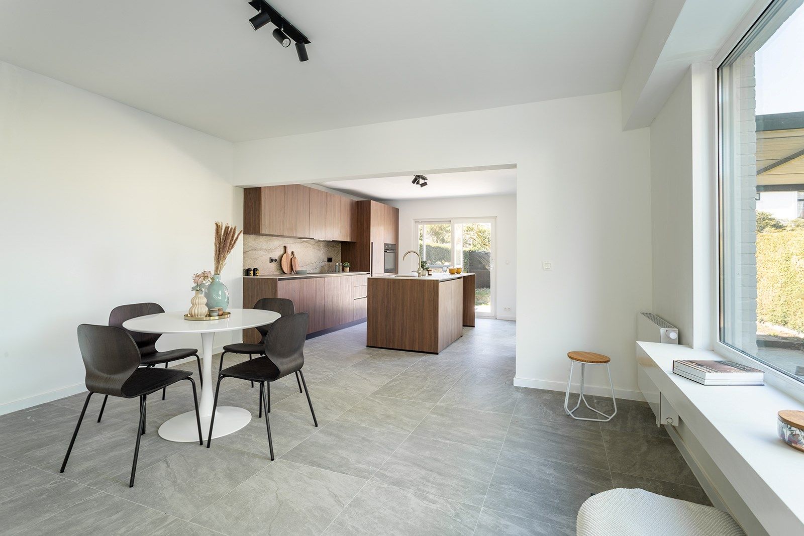 Nét gerenoveerde woning met aangename tuin  foto {{pictureIndex}}