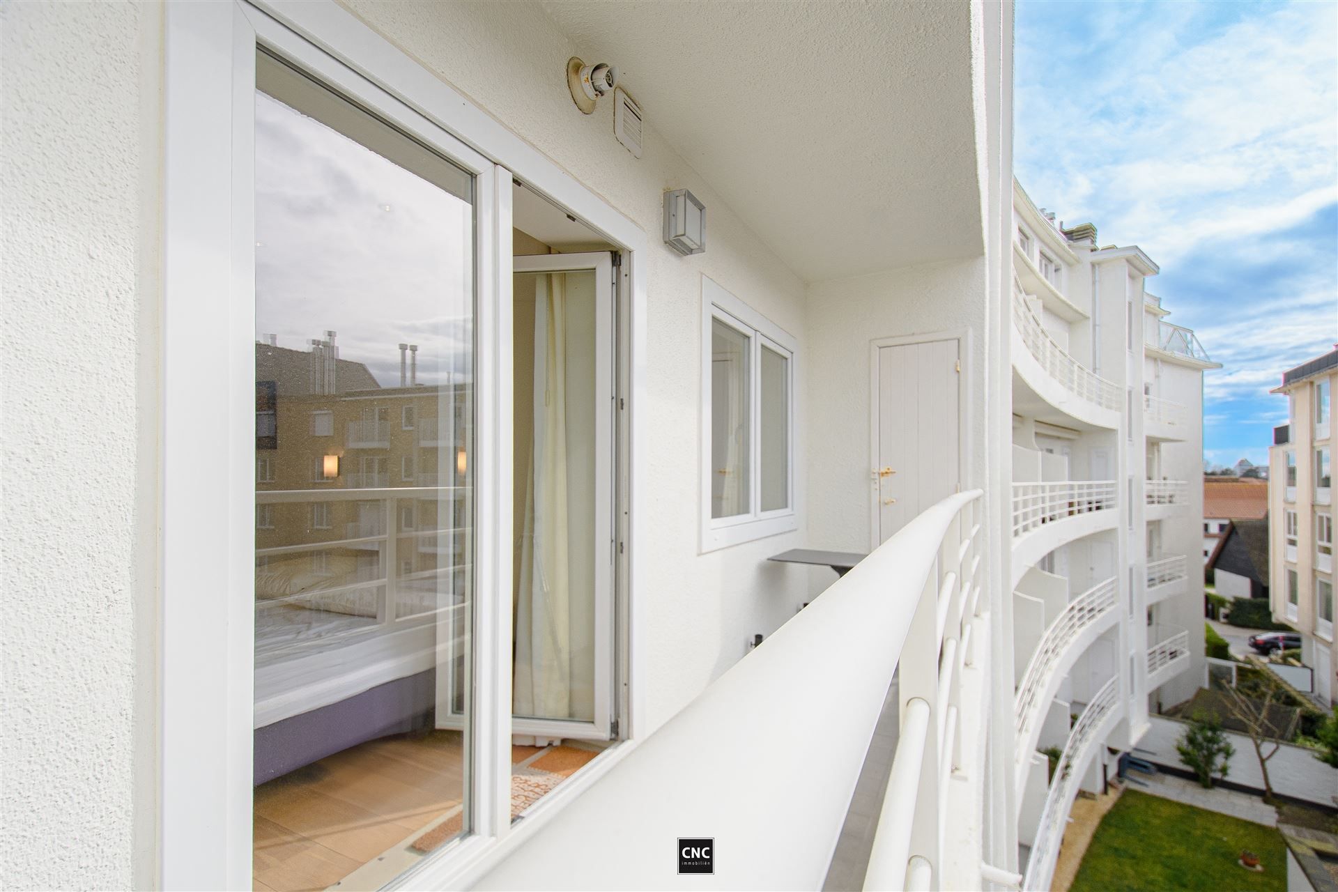 Ruim en lichtrijk appartement met zonnig terras op toplocatie in Knokke. Rustig gelegen in een karaktervolle residentie met prachtig open zicht op groen en de typische Zoute-villaatjes. foto 23