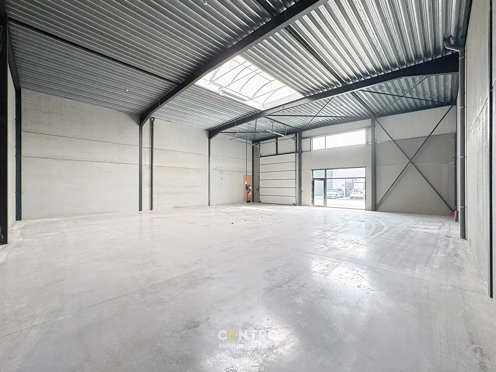 Goed geïsoleerde (vorstvrij) NB OPSLAGRUIMTE (255m²) met grote glaspartij (burelen) en 2 private parkeerplaatsen voor de deur. Op industriezone te Aalter. foto 5