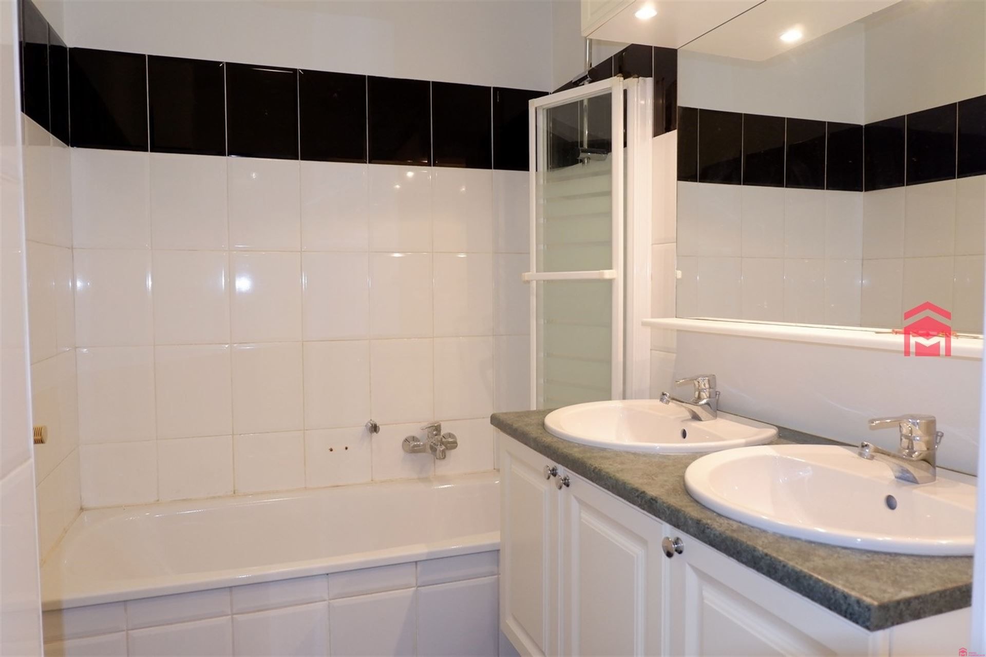Lichtrijk appartement met 2 slaapkamers te huur in hartje Kortrijk foto 7