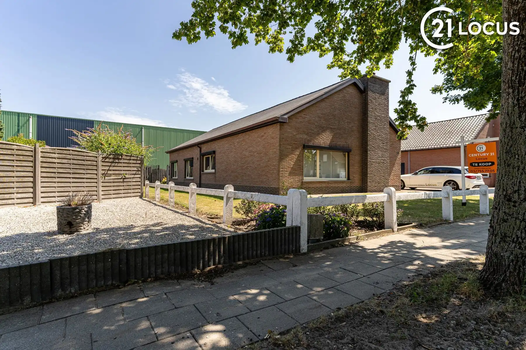 Verrassend ruime bungalow met 133 m² bergzolder foto 2