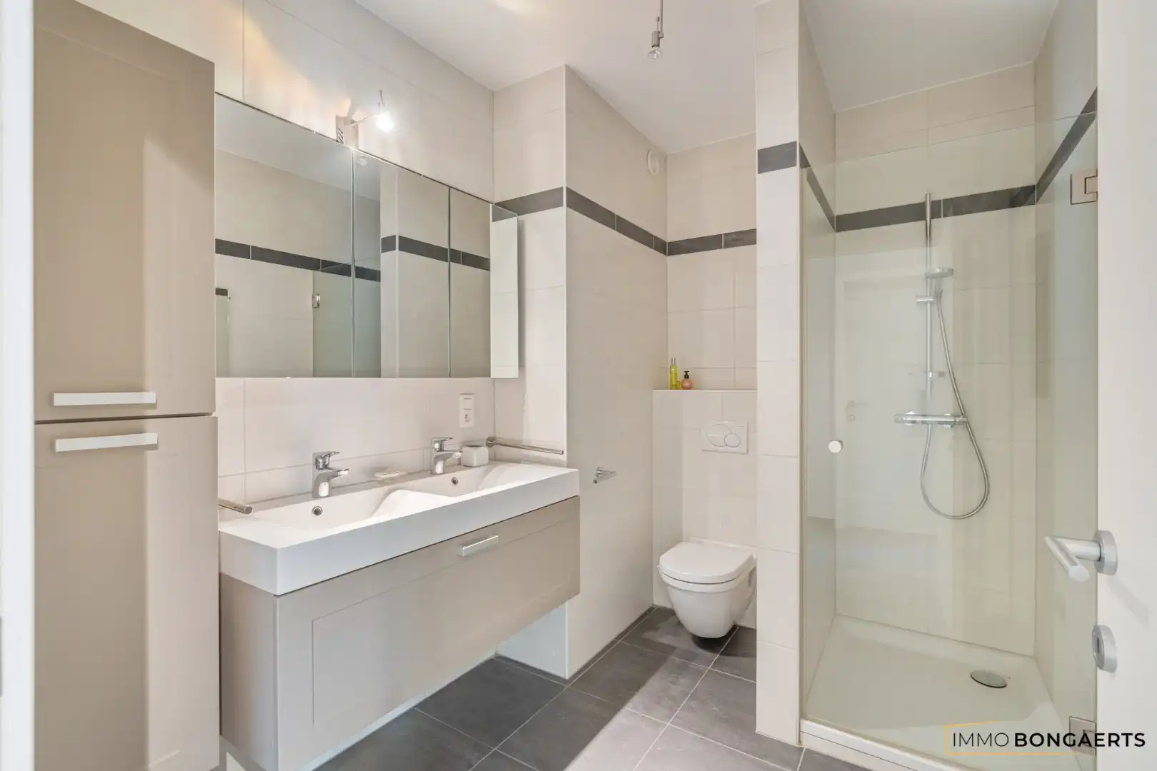 Ruim appartement met zicht op het stadsplein in het centrum van Genk foto 17