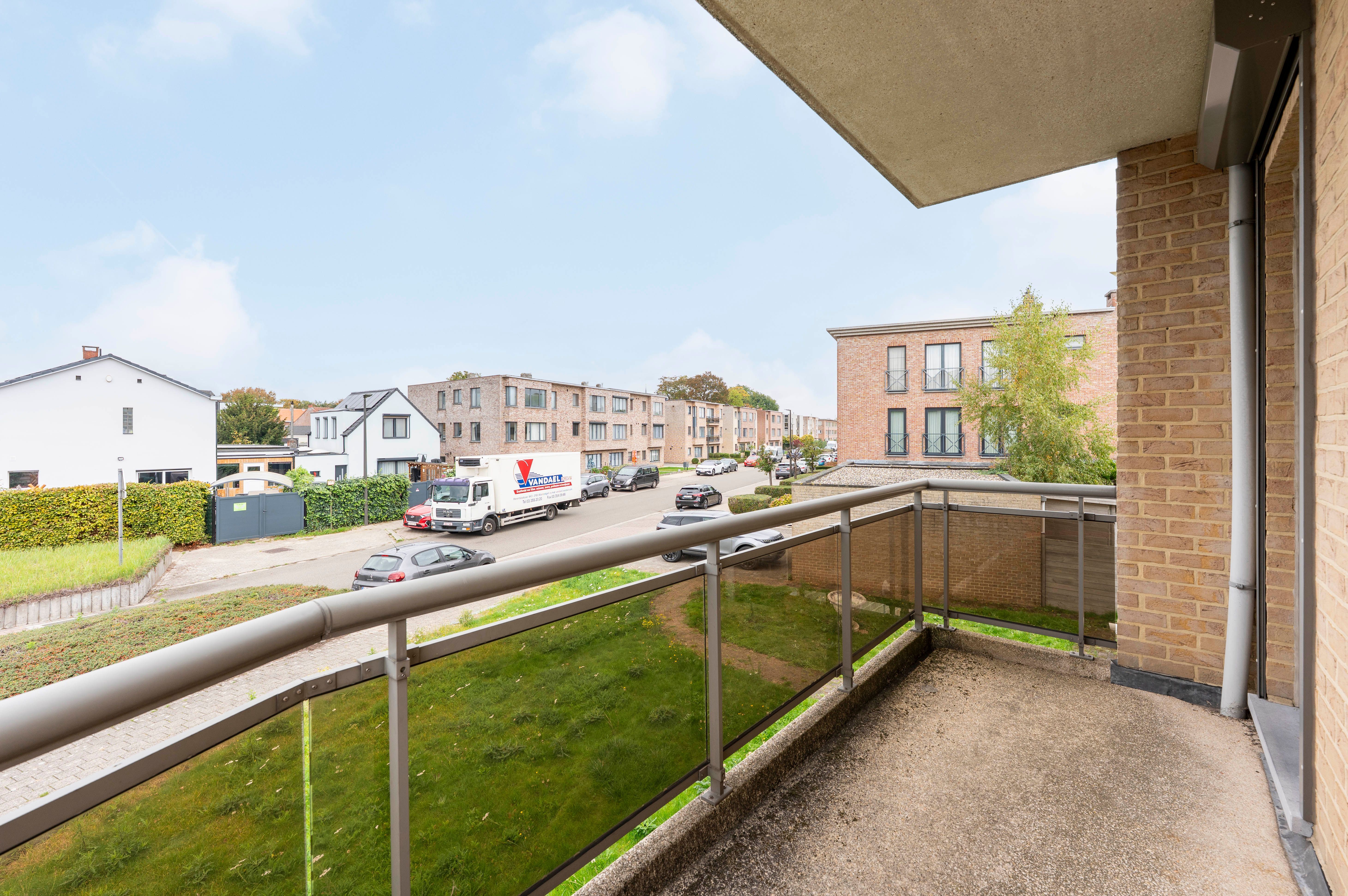 Ruim appartement met 2 slaapkamers, terras én garage in hartje Wommelgem! foto 7