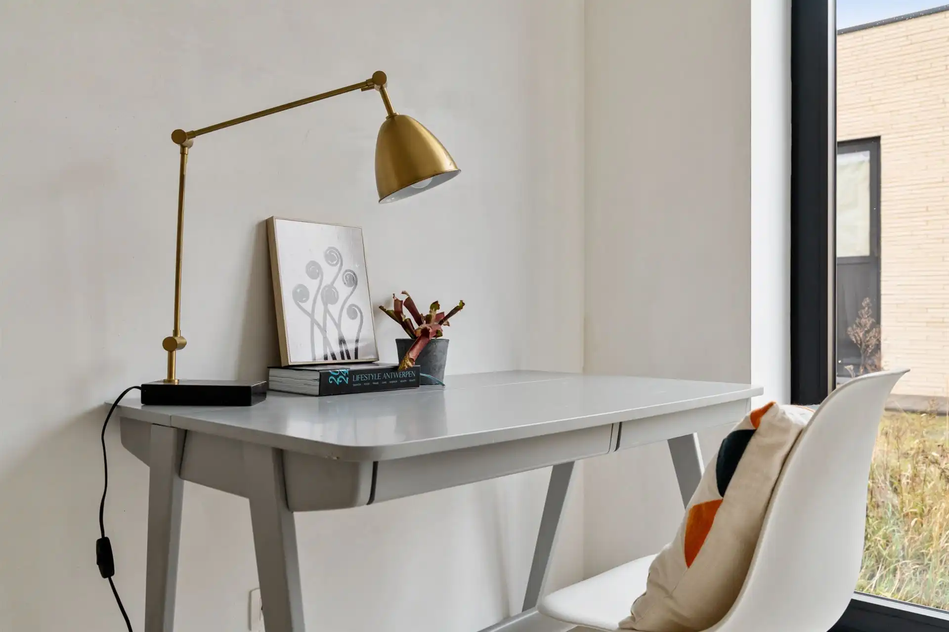 Gelijkvloerse woning met carport en tuin. foto 16