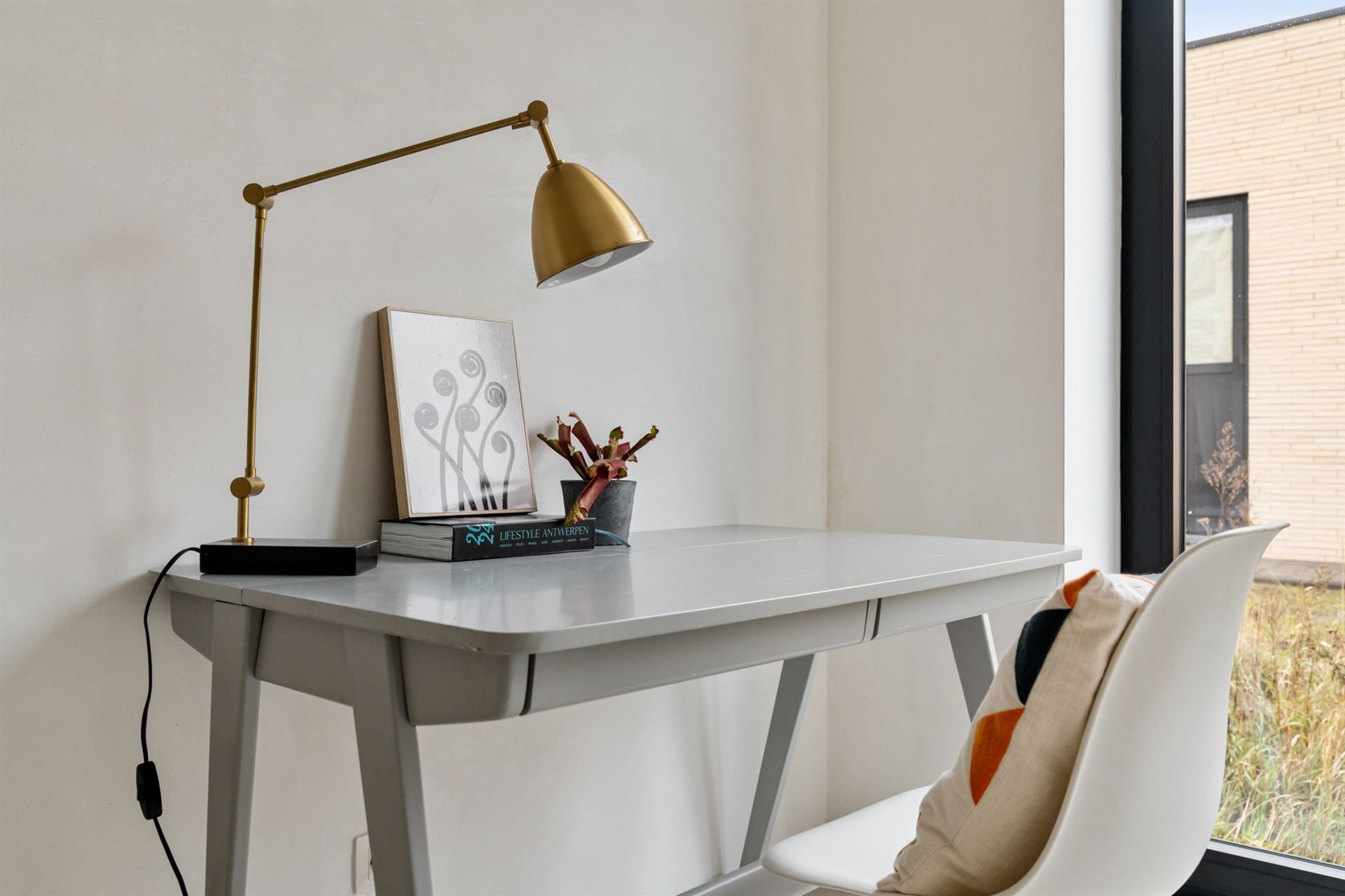 Gelijkvloerse woning met carport en tuin. foto 16