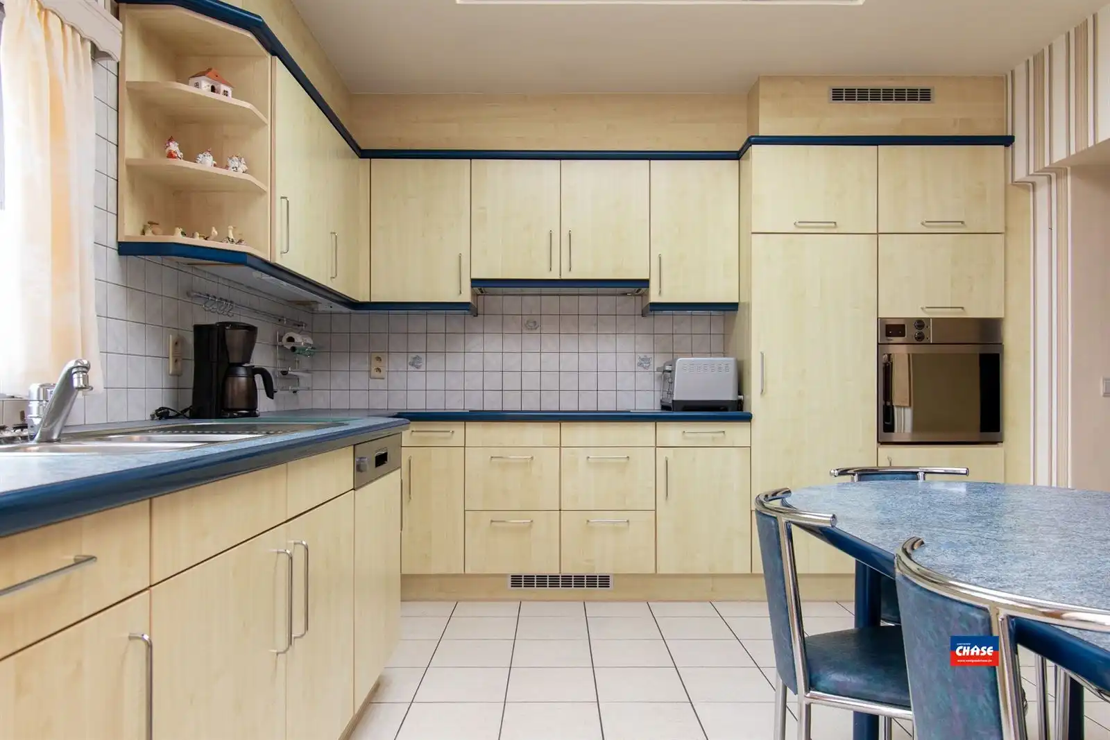 Op te frissen rijwoning met 3 slaapkamers, zolderkamer en gezellige zuid tuin. foto 7