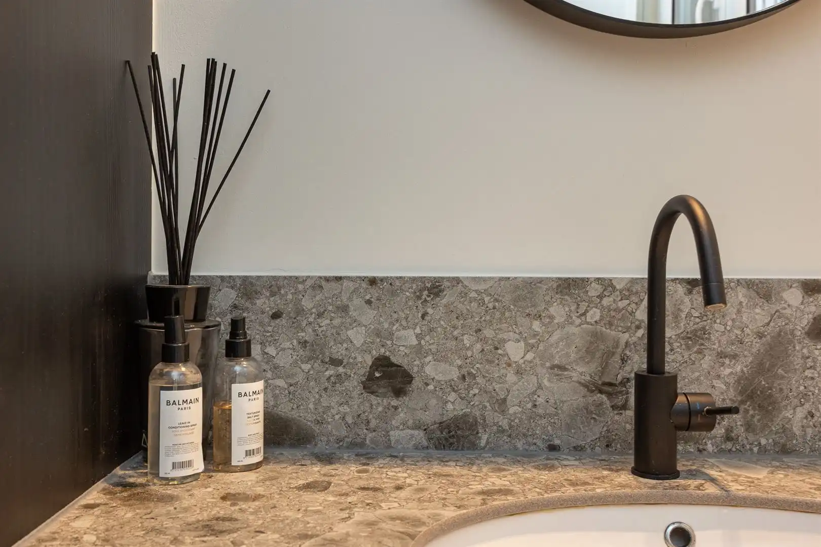 Wegdromen in een Art-deco appartement foto 15