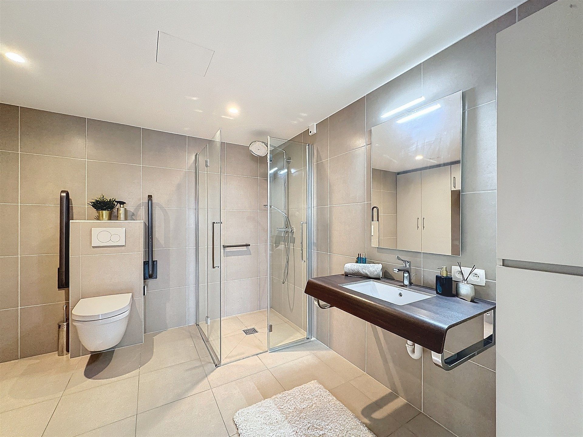 Moderne assistentiewoning met ondergrondse autostaanplaats foto 6