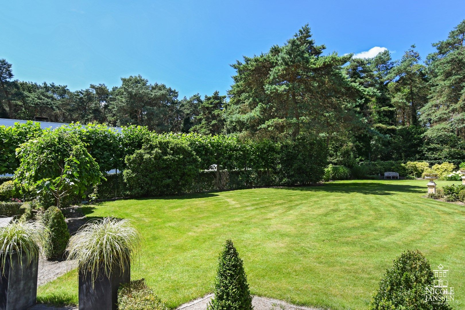 Exclusieve en ruim ingedeelde villa met prachtige tuin in residentiële buurt foto 5