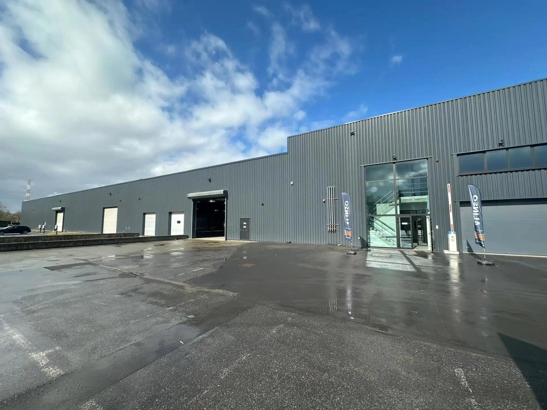 TE HUUR Semi-industriële site op steenworp van E17 S-Niklaas foto 2