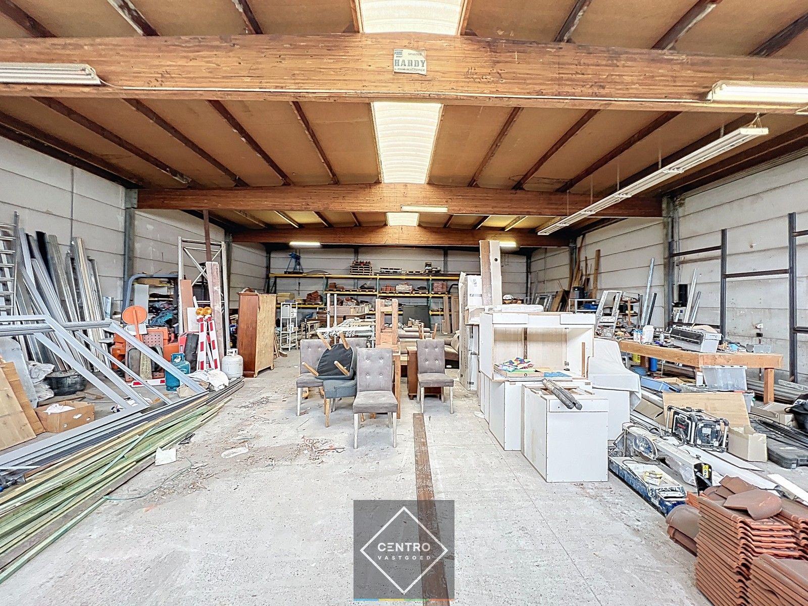 Goed gelegen MAGAZIJN (± 300m2) met parking TE HUUR nabij centrum Roeselare. foto 4
