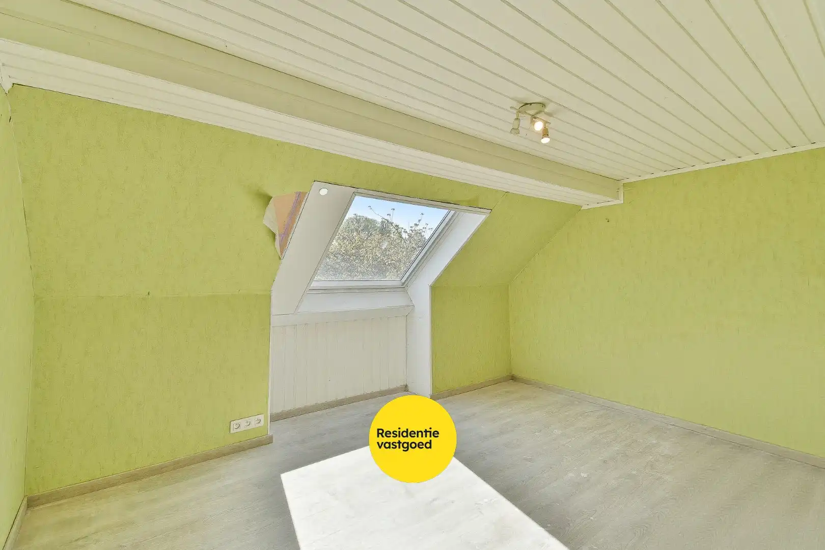 Woning met reeds aangevatte renovatie en veel potentieel foto 19