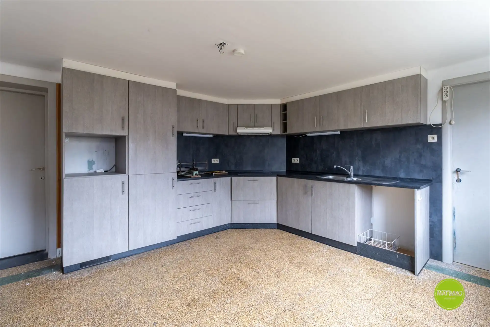 Ruim handelshuis met 4 slaapkamers én acherliggende grond foto 11
