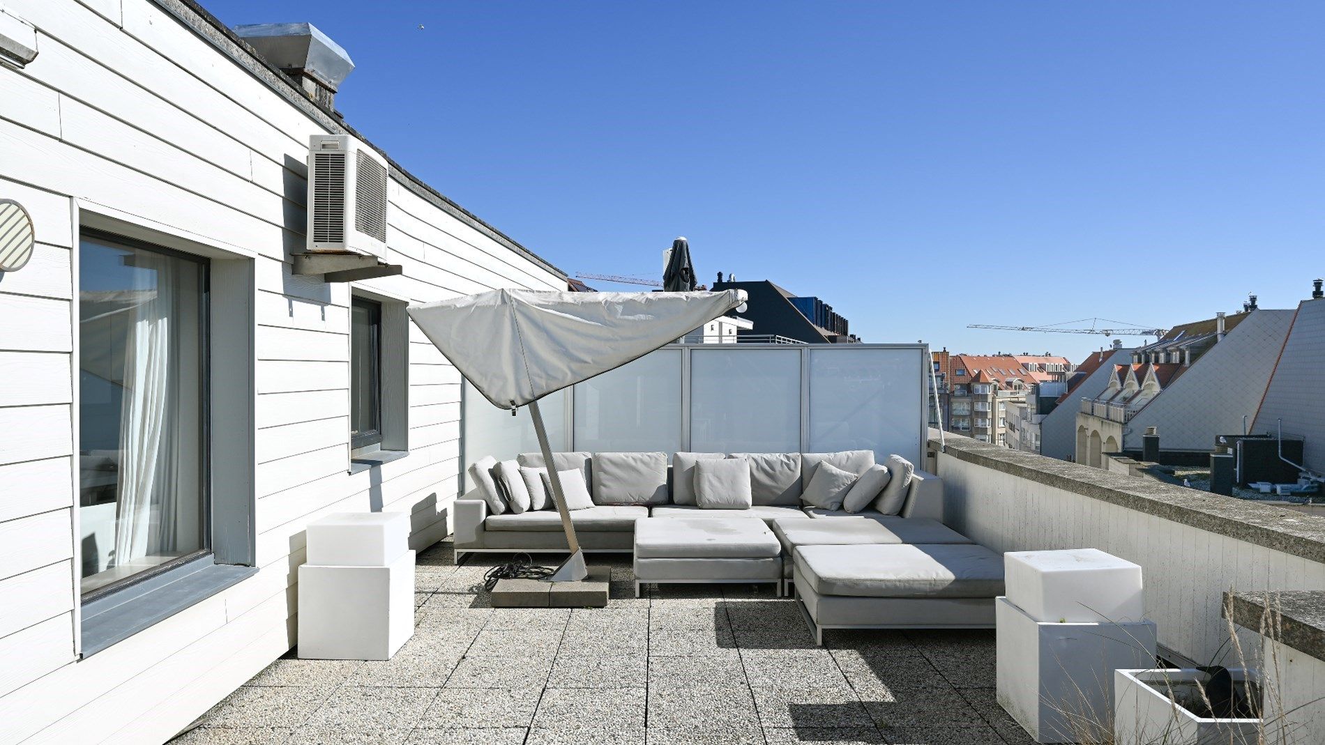 Ongemeubelde penthouse met groot zonneterras met panoramisch zicht over de villa's.  foto 20