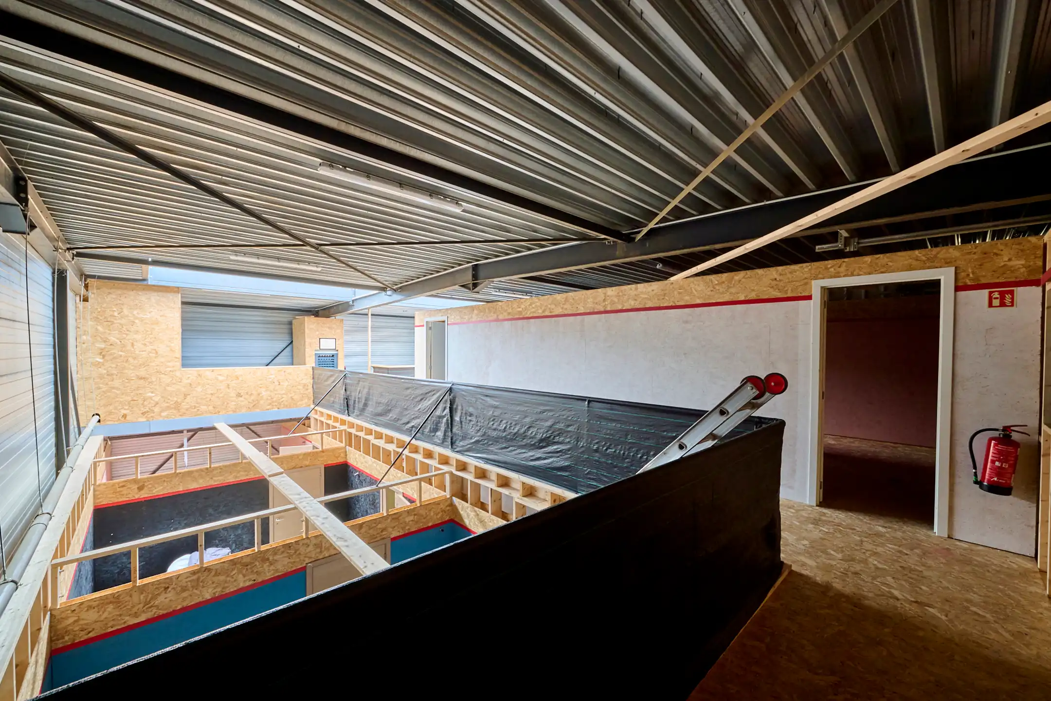 BEDRIJFSGEBOUW MET GROOT BUITENTERREIN IN GENK foto 22