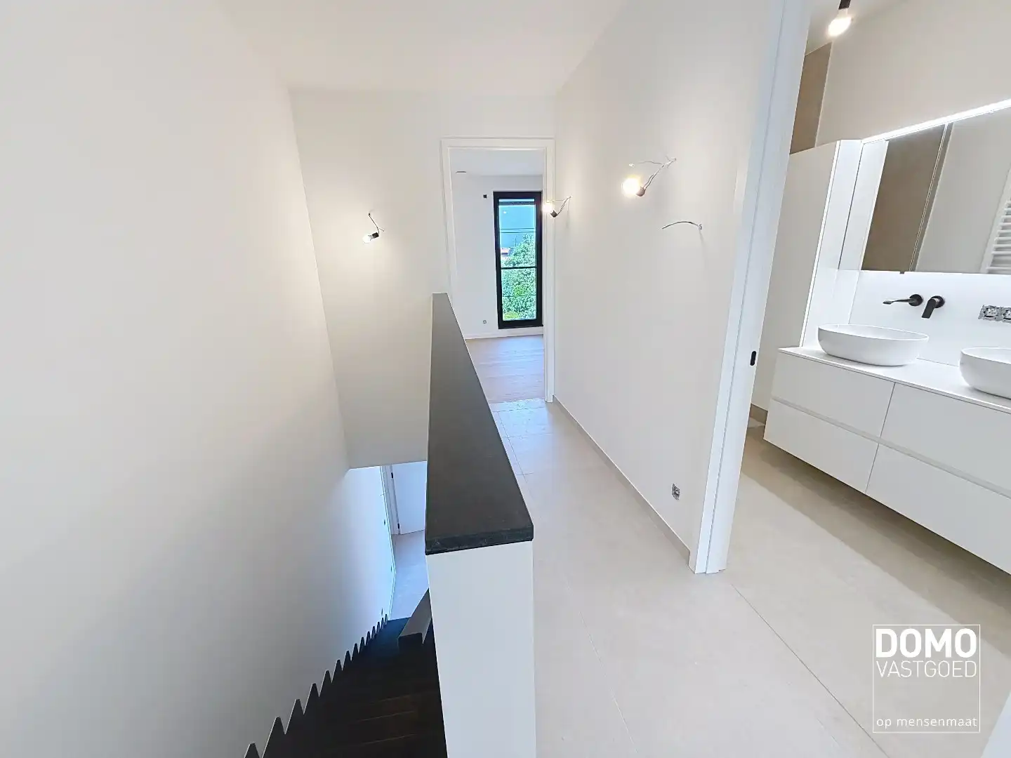 HOOGWAARDIG AFGEWERKT APPARTEMENT VAN 122,50 M² MET 2 SLAAPKAMERS, RUIM TERRAS EN PARKEERPLAATS TE CENTRUM TUILT foto 2