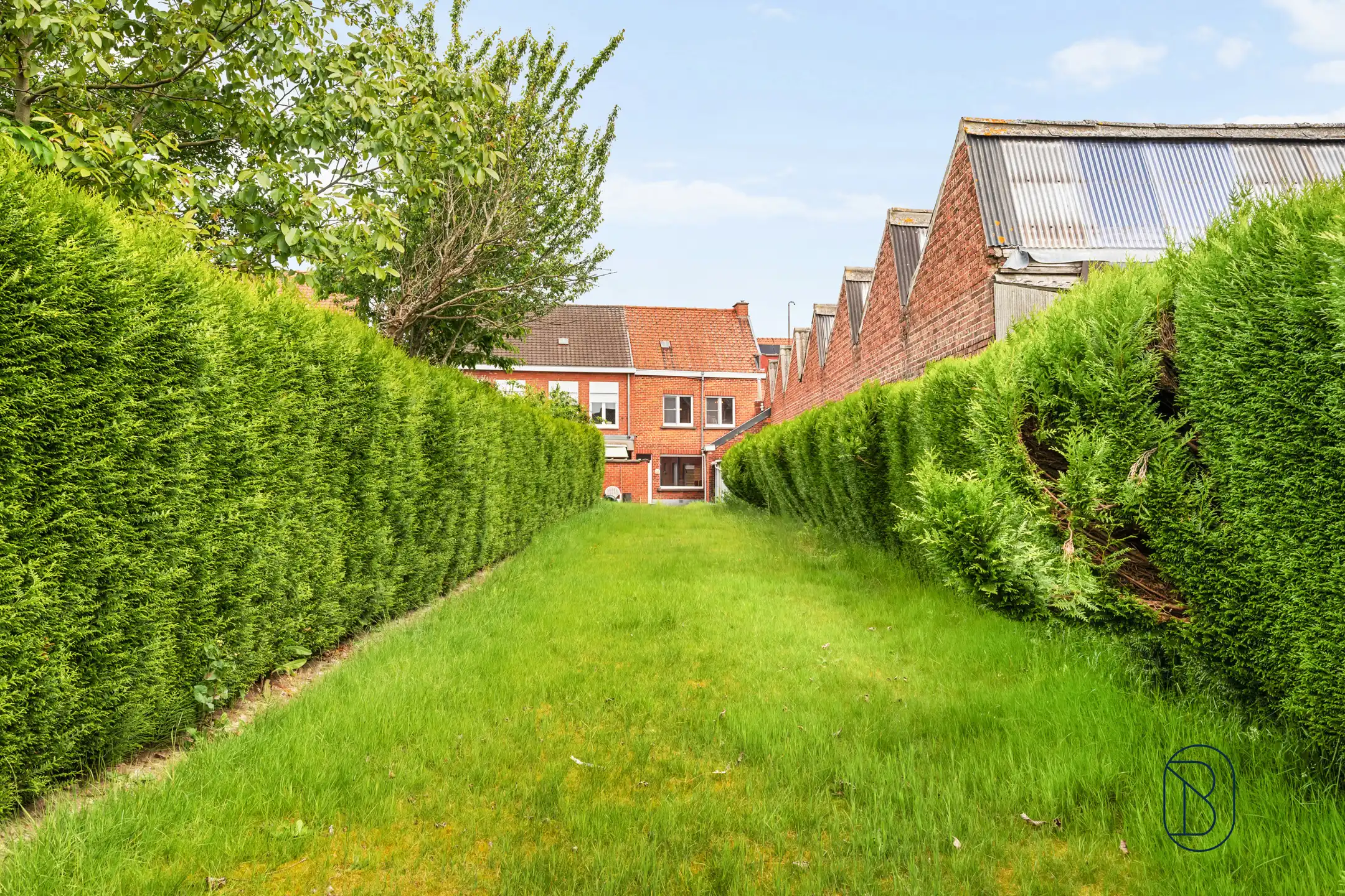 Te renoveren gezinswoning met 3 slaapkamers en grote tuin! foto 4