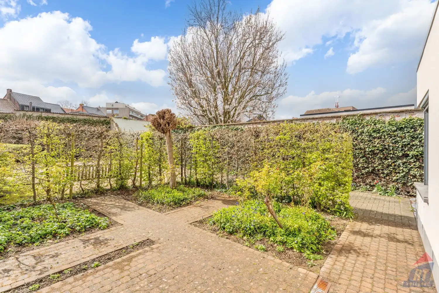 Veelzijdig pand met praktijkruimte en duplex appartement op toplocatie in Sint-Truiden foto 36