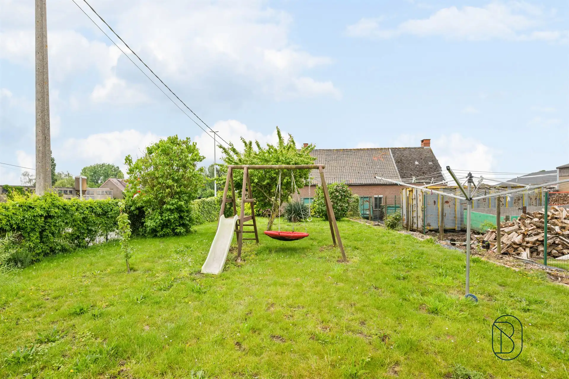 Ruime halfopen bebouwing op een perceel van 523 m² foto 2