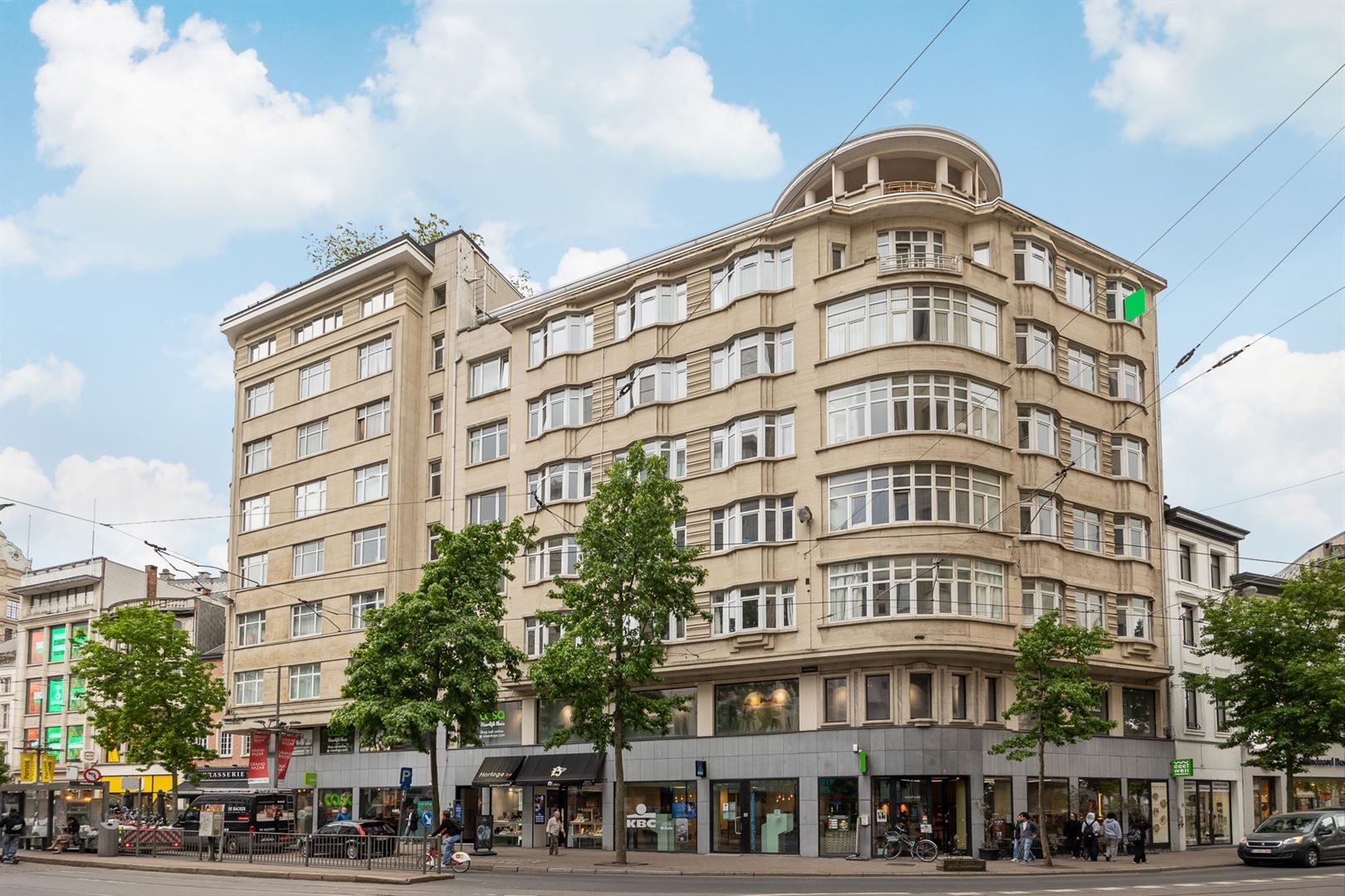 Op te frissen appartement in befaamde Meirbuilding foto {{pictureIndex}}