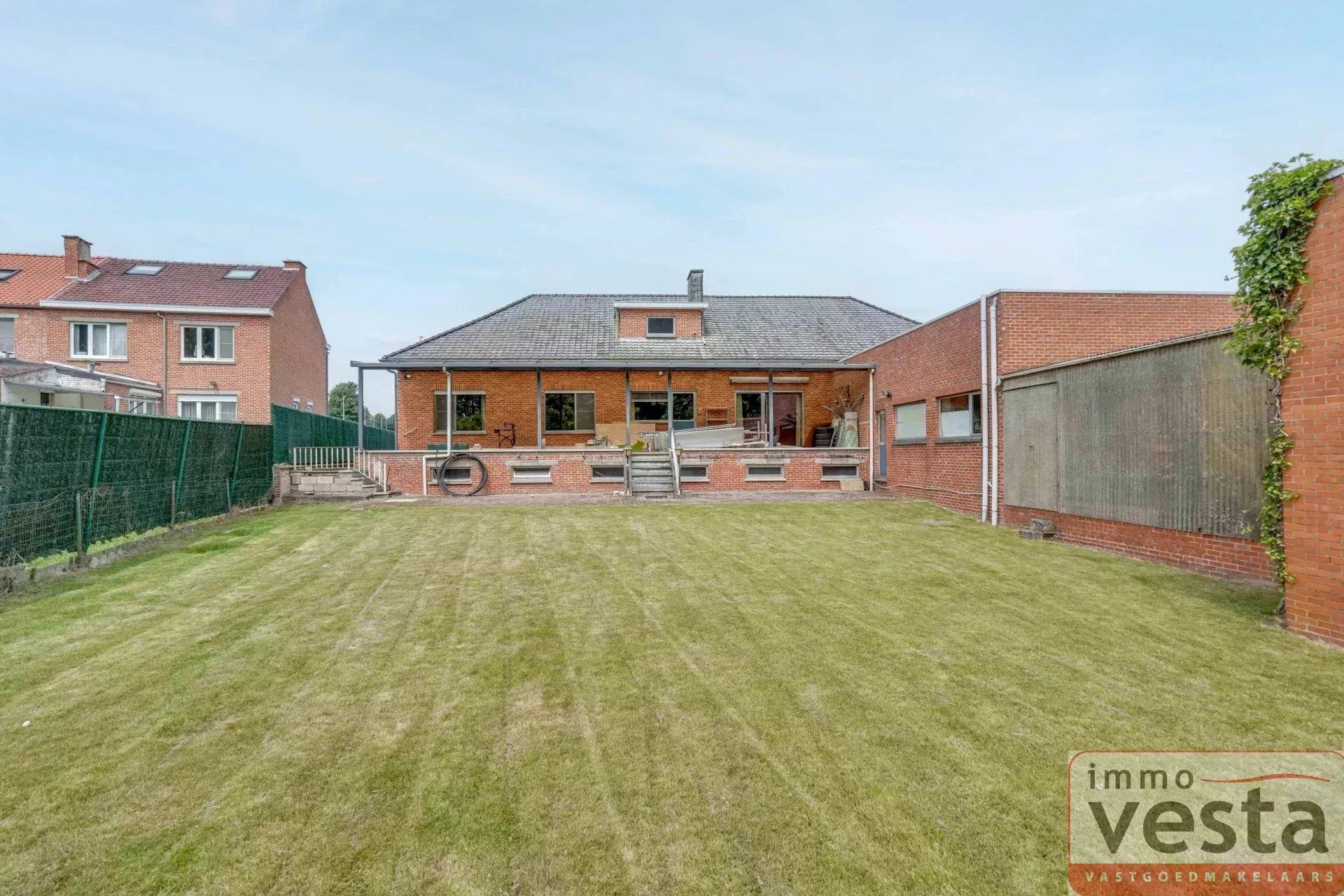 Ruime, op te knappen villa met handelsruimte foto 29