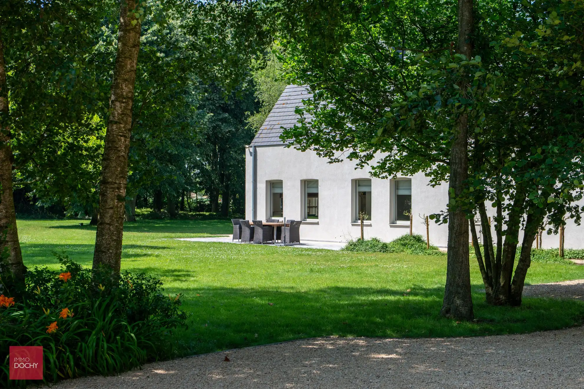 Uniek en discreet gelegen landhuis met private oprijlaan | Poelberg foto {{pictureIndex}}