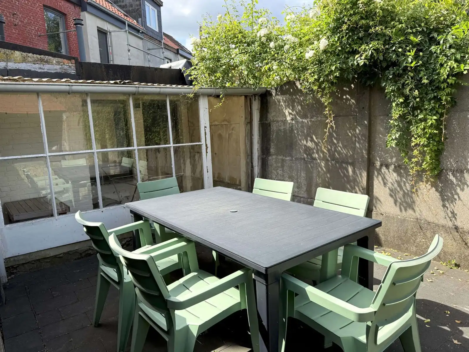 Recent gerenoveerd en volledig gemeubeld rijhuis met tuin te huur foto 10