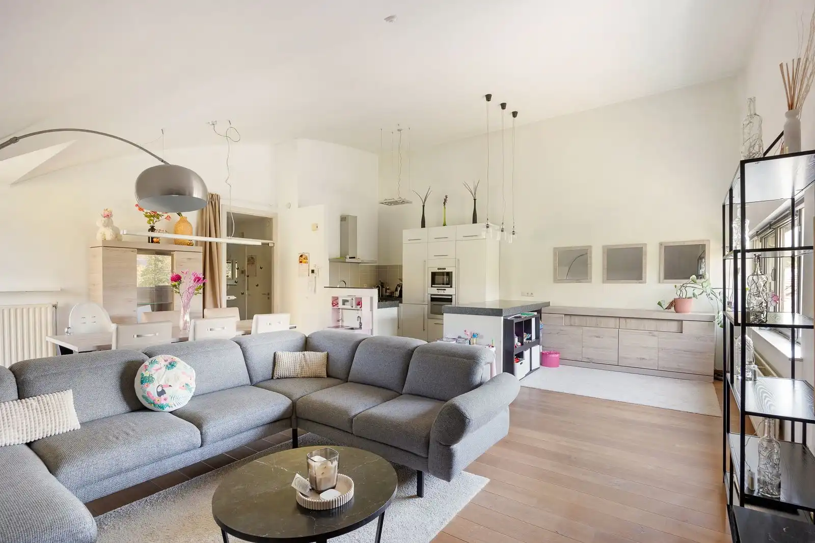 Lichtrijk appartement met terras en 3 staanplaatsen in Brasschaat. foto 4