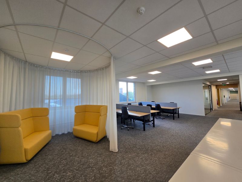 Industriële site met kantoorruimte te huur foto 12