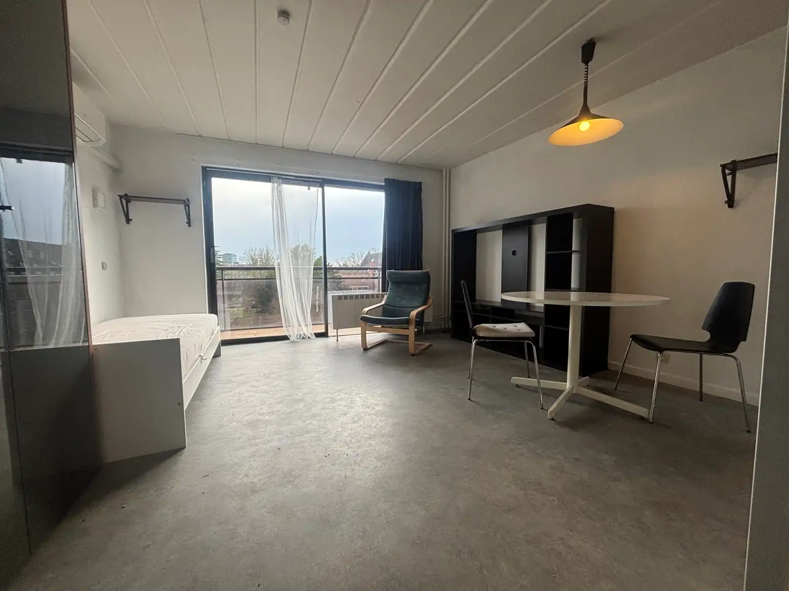 Bemeubelde studio te huur foto {{pictureIndex}}