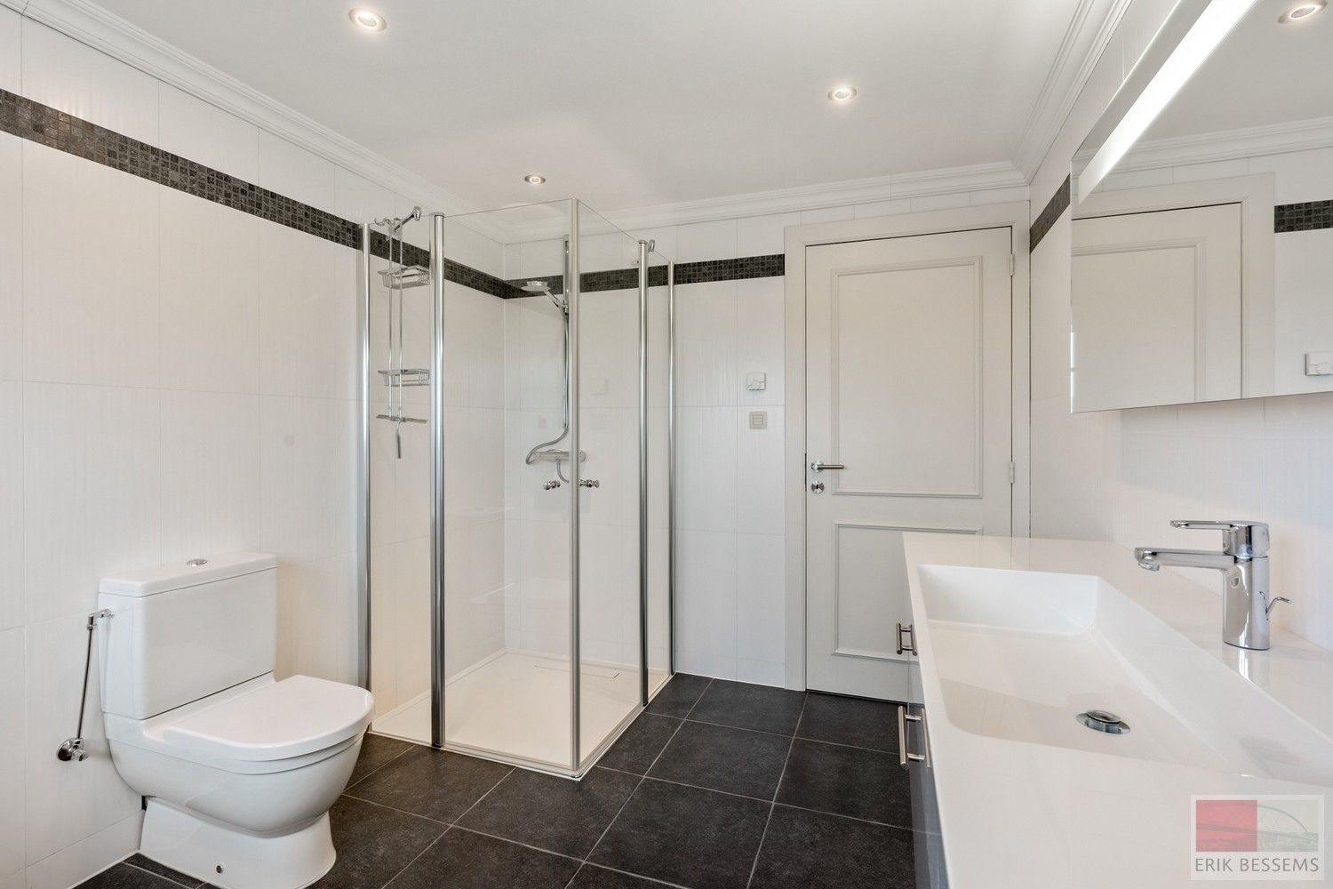Deze ruime landelijk gelegen woning, met een woonoppervlakte van circa 287 m² en gelegen op een perceel van 3969 m², is voorzien van alle moderne comfort. foto 20