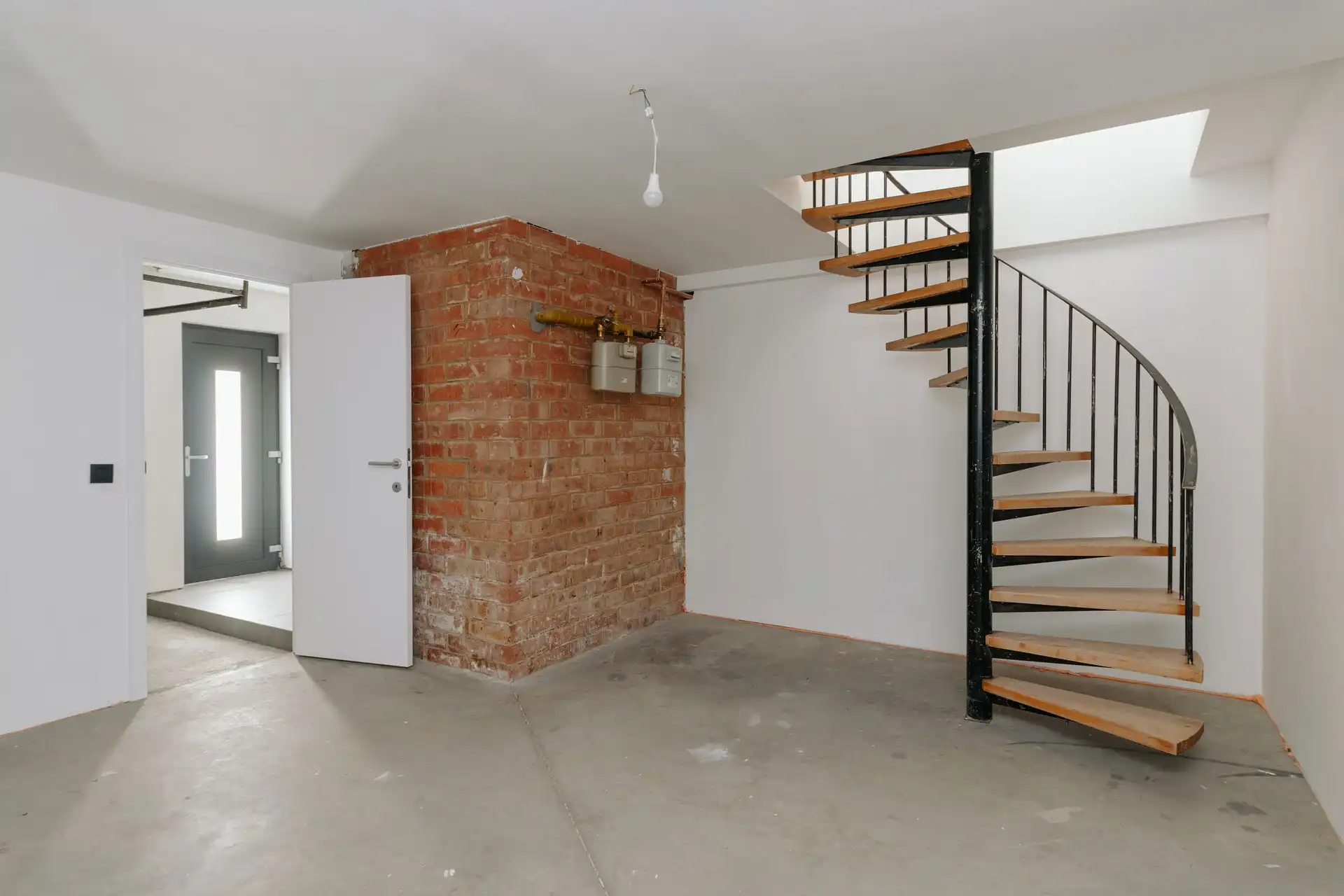 Gerenoveerde woning met magazijn foto 12