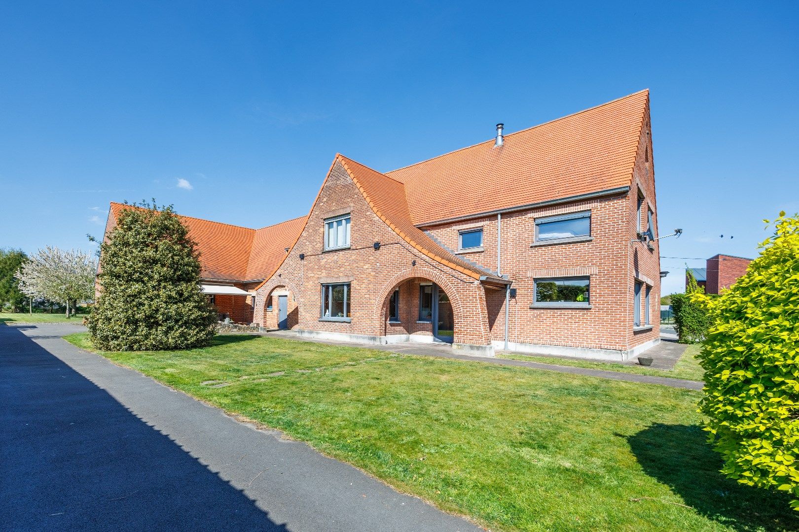 Hoofdfoto van de publicatie: Unieke tweewoonst met loods en grote tuin