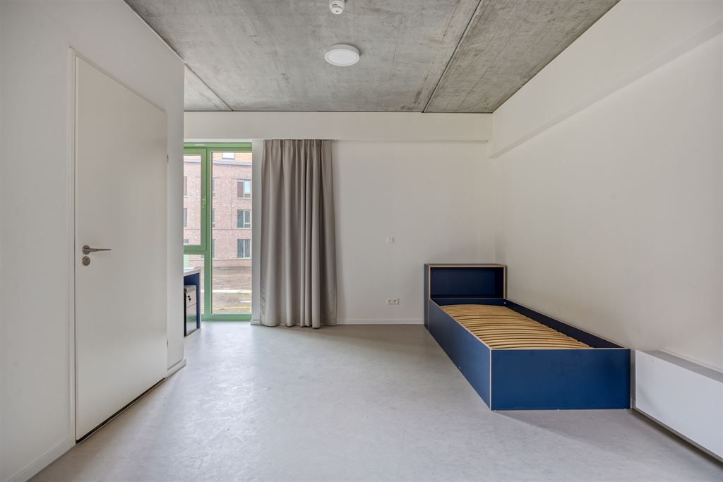 Ruime en moderne studentenkamer in nieuwe studentenresidentie foto {{pictureIndex}}