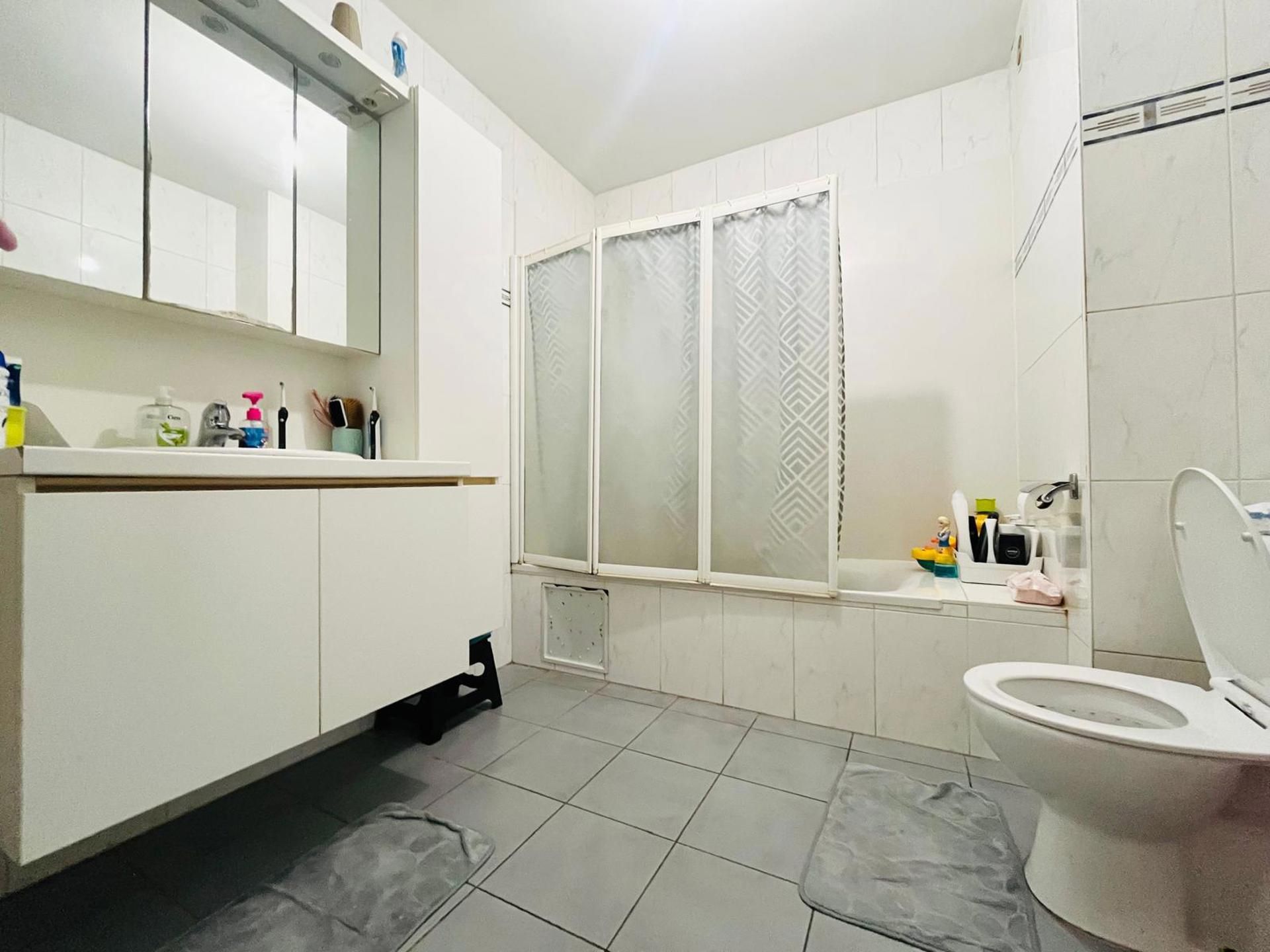 GELIJKVLOERS APPARTEMENT OP WANDELAFSTAND VAN HET STATION. foto 8