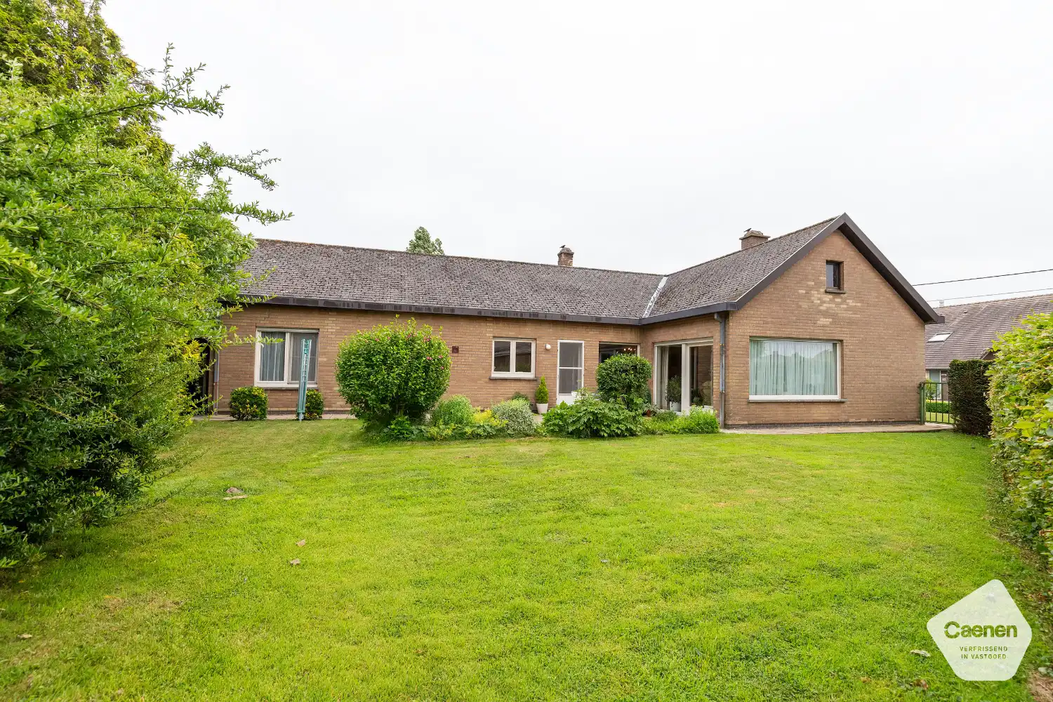 Te renoveren bungalow met 3 slaapkamers, garage en een prachtige tuin op een mooi perceel van 1000 m². foto 3