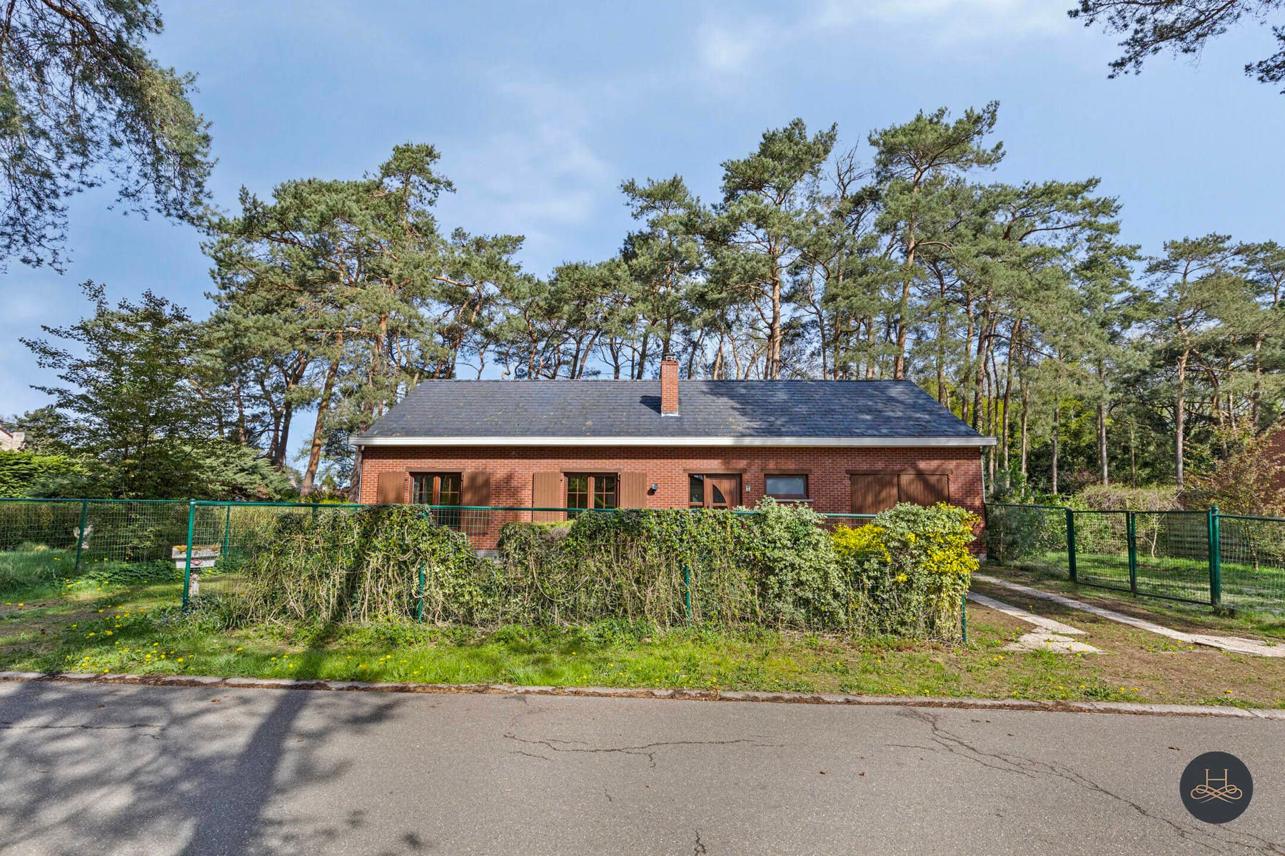 In het groen gelegen openstaande en te renoveren woning  foto 2